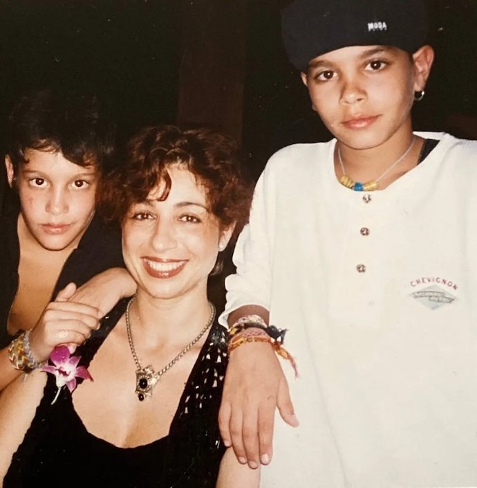 Мать Тимати поделилась архивными фото с сыном в честь его 40-летия