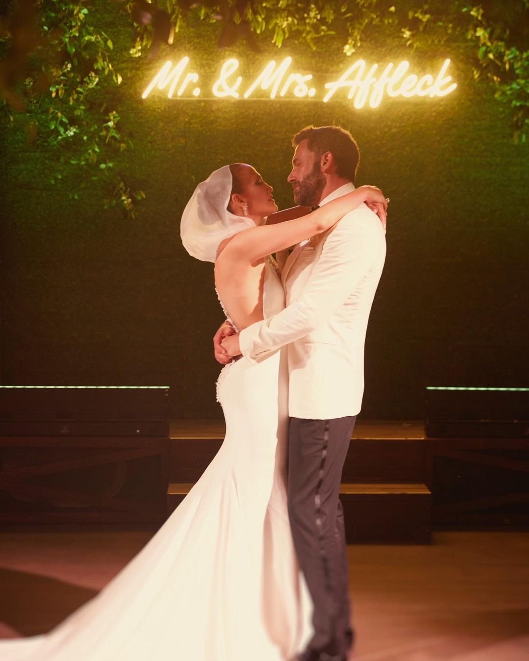 Дженнифер Лопес показала новые фото со свадьбы с Беном Аффлеком