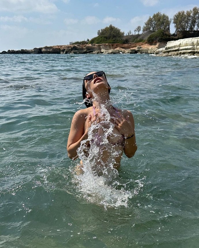 Ольга Серябкина в крошечном купальнике запечатлела себя на Кипре 