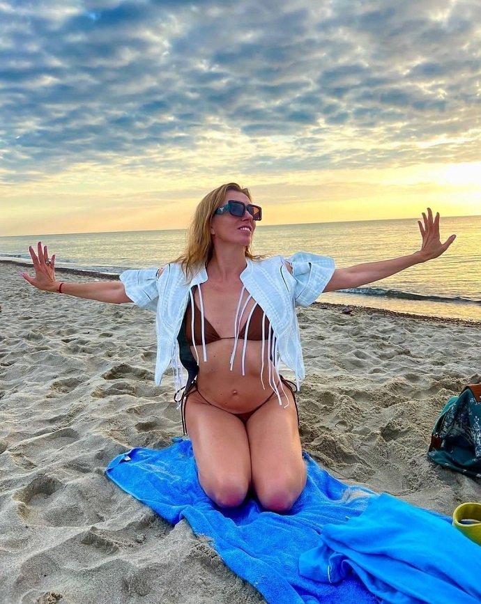 Светлана Бондарчук продемонстрировала фигуру на новых пляжных фото