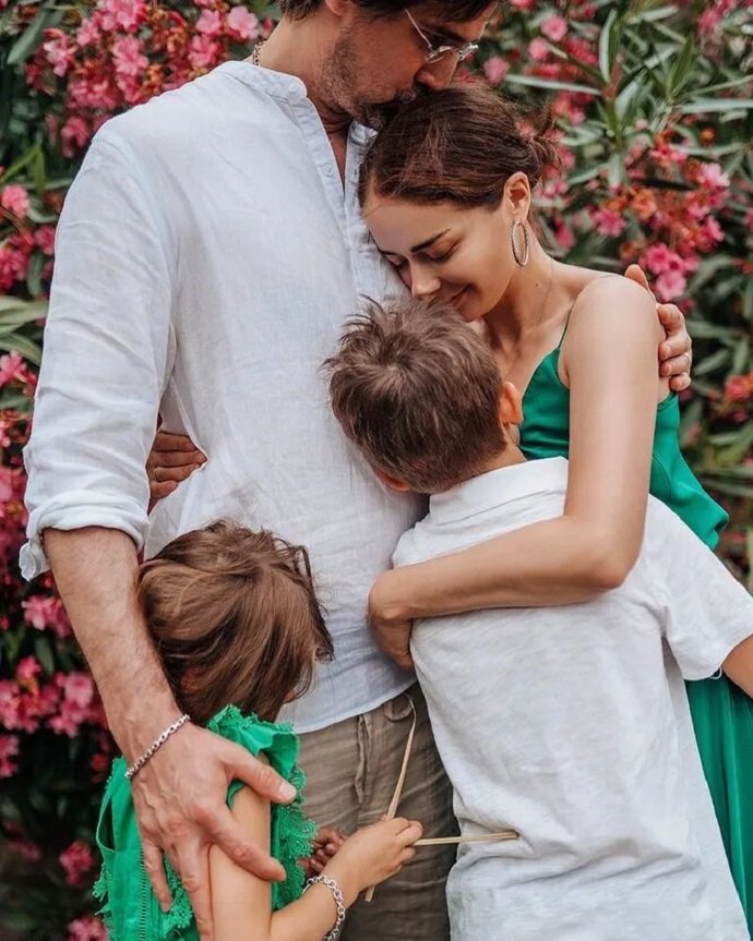 Семья в полном составе: Марина Александрова выложила редкое фото со своими детьми и мужем