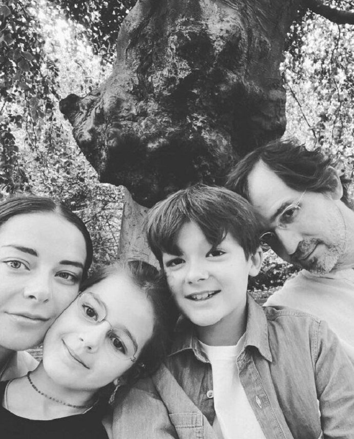 Семья в полном составе: Марина Александрова выложила редкое фото со своими детьми и мужем