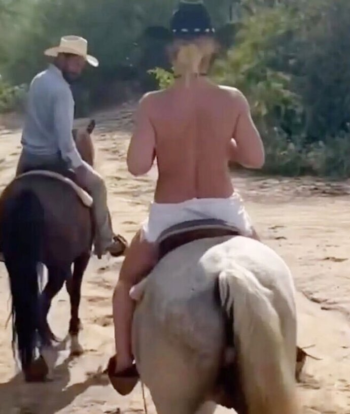 Бритни Спирс отправилась на прогулку на лошади с голым торсом 