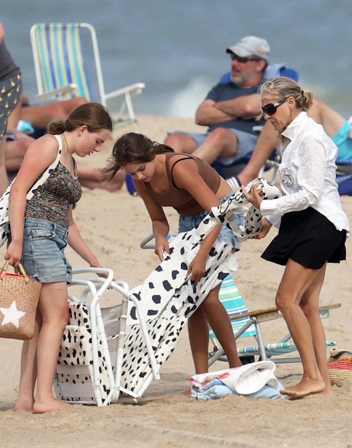 Папарацци подловили Сару Джессику Паркер на пляже с 13-летними близняшками-дочерьми