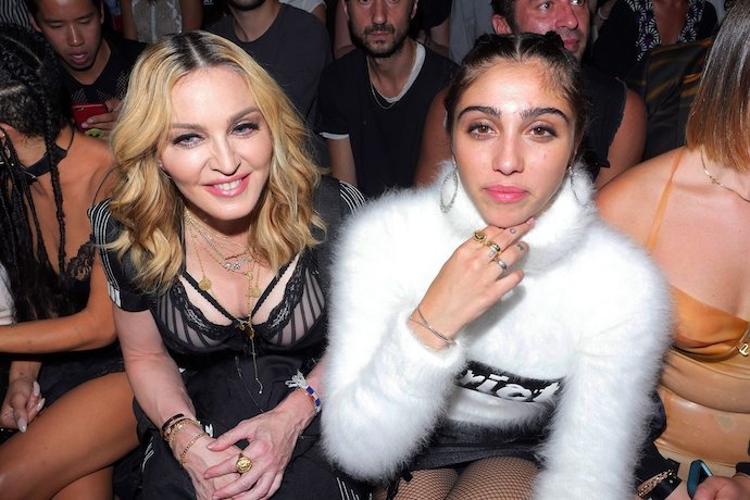 26-летняя дочь певицы Мадонны появилась на публике в платье-сетке 