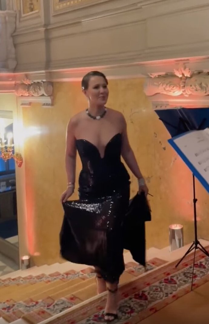 Ксения Собчак в откровенном платье появилась на балу в честь 150-летия Шаляпина 