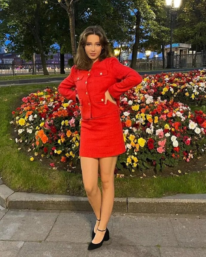 16-летняя дочь Юлии Началовой покорила поклонников своим образом в красном костюме 