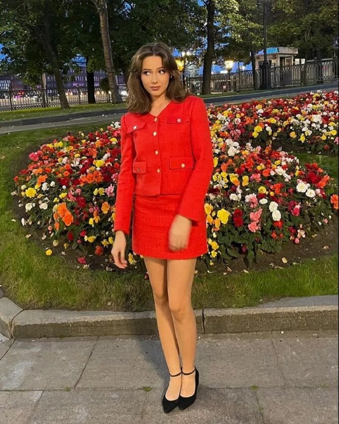 16-летняя дочь Юлии Началовой покорила поклонников своим образом в красном костюме 