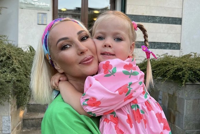 Лера Кудрявцева показала 5-летнюю дочь Машу с ярким макияжем