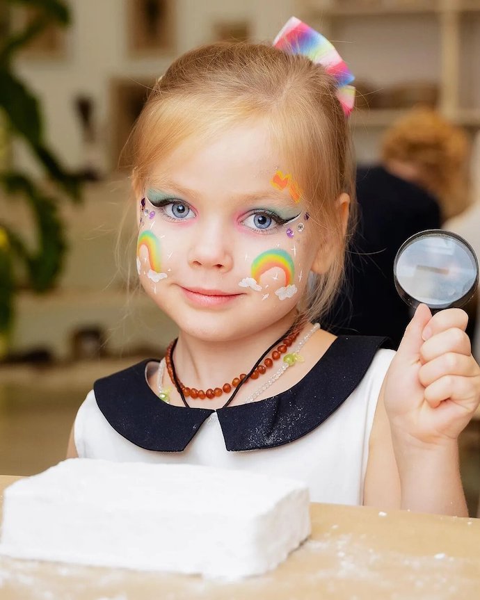 Лера Кудрявцева показала 5-летнюю дочь Машу с ярким макияжем