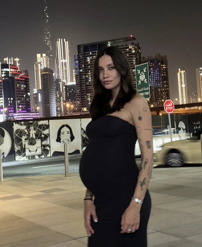 Жена Федора Смолова продемонстрировала беременный живот в облегающем платье 