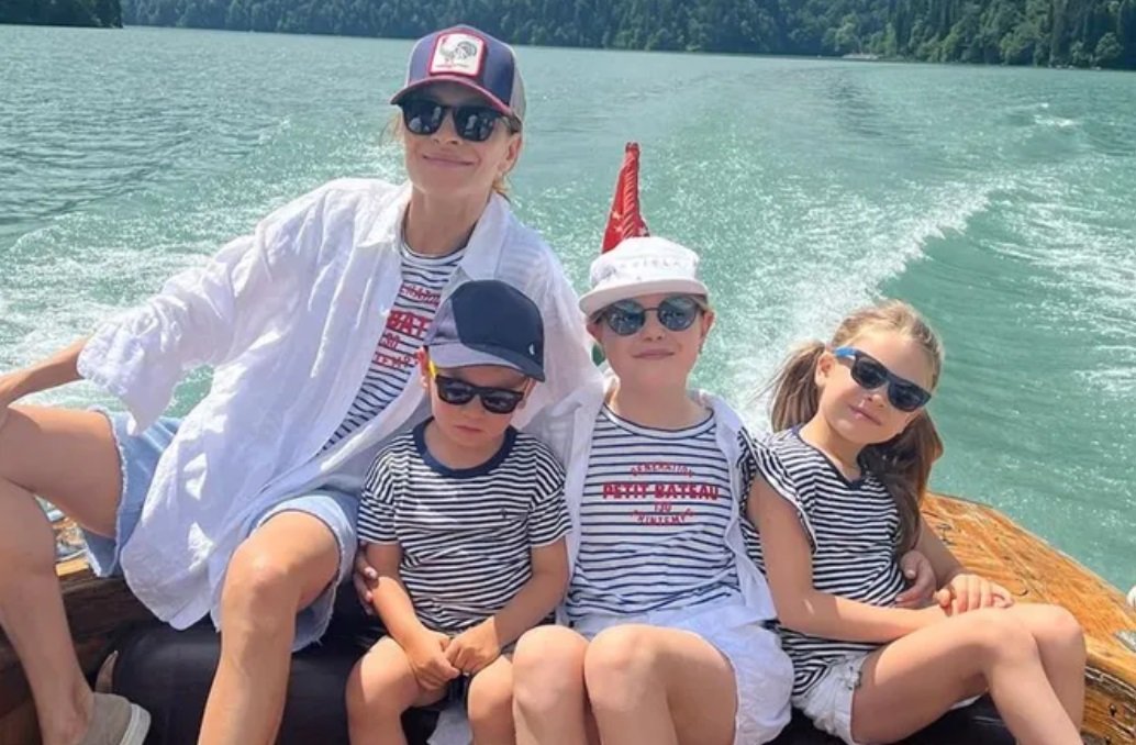 Елена Подкаминская показала фото с любимым на отдыхе с тремя детьми