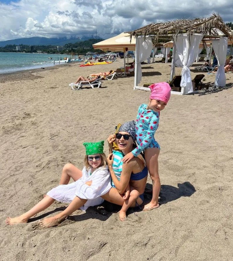 Елена Подкаминская показала фото с любимым на отдыхе с тремя детьми