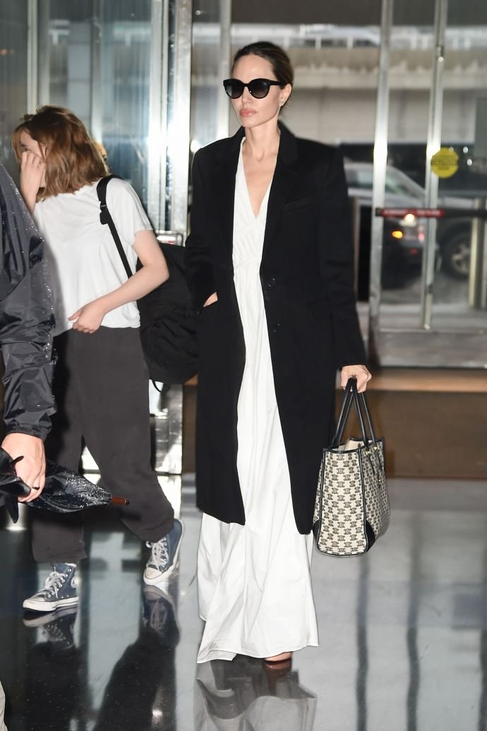 Папарацци сделали эксклюзивные фото Анджелины Джоли в аэропорту