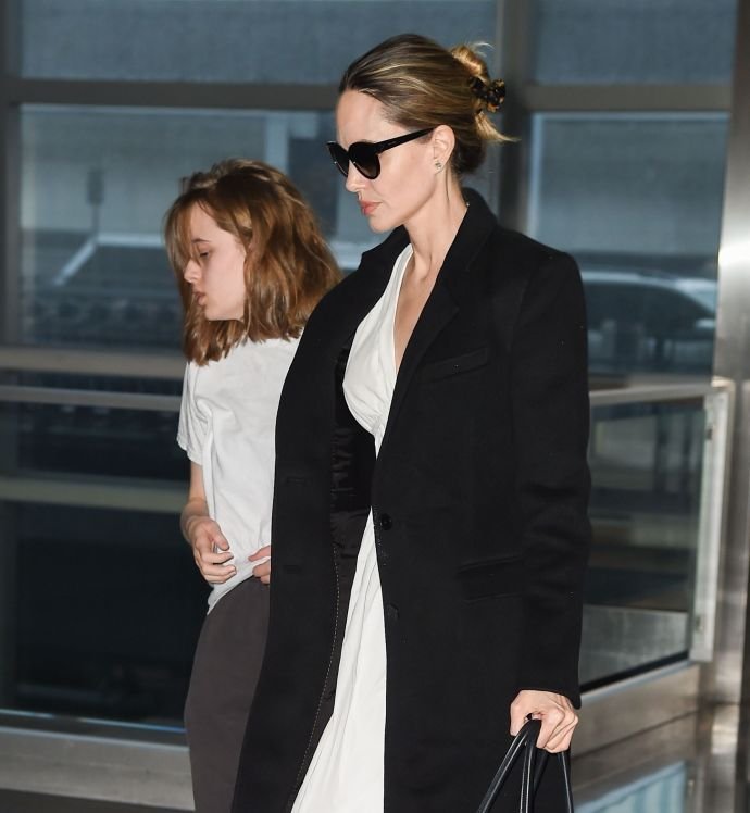 Папарацци сделали эксклюзивные фото Анджелины Джоли в аэропорту