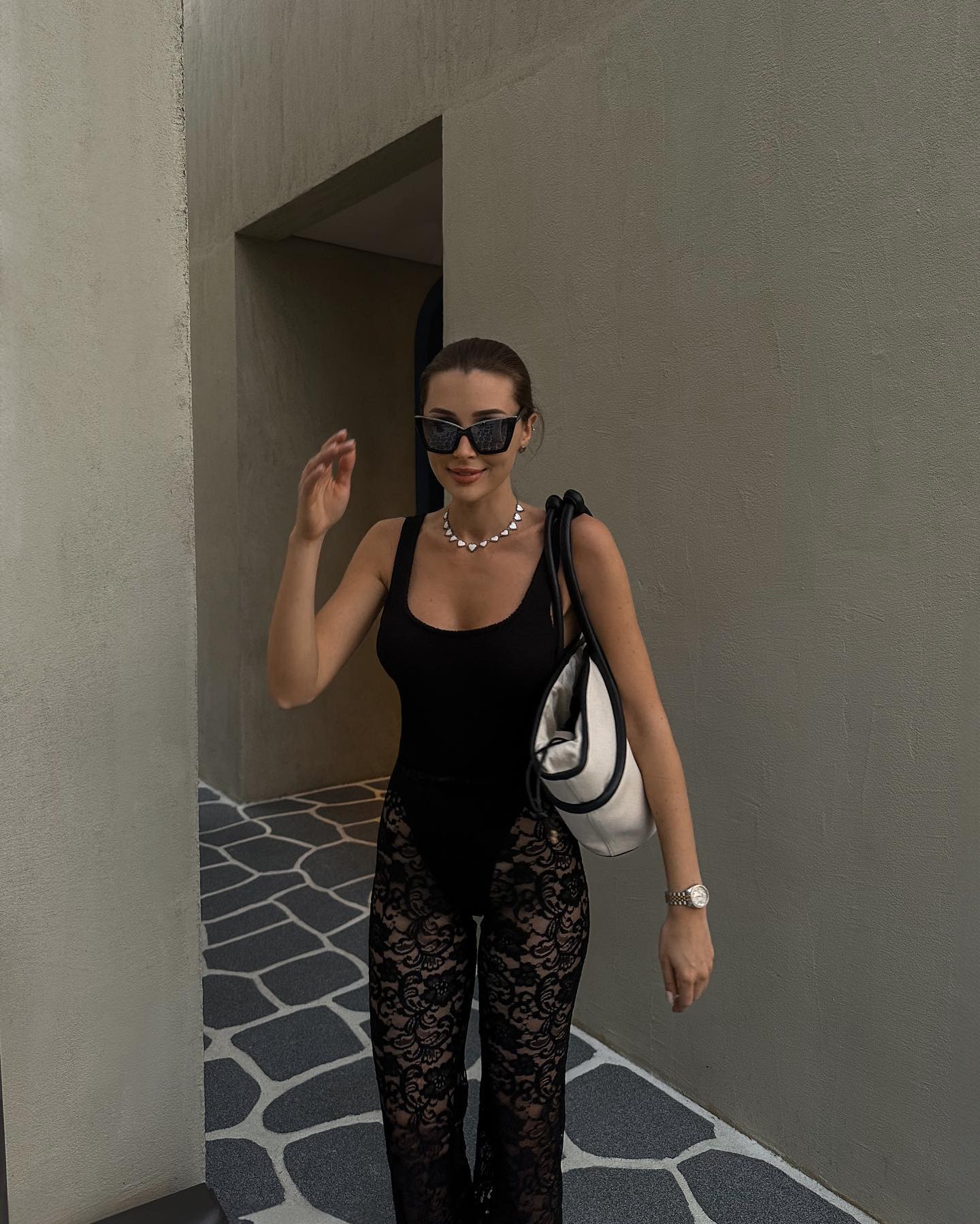 Анна Заворотнюк прошлась в прозрачном черном комбинезоне по улицам Дубая