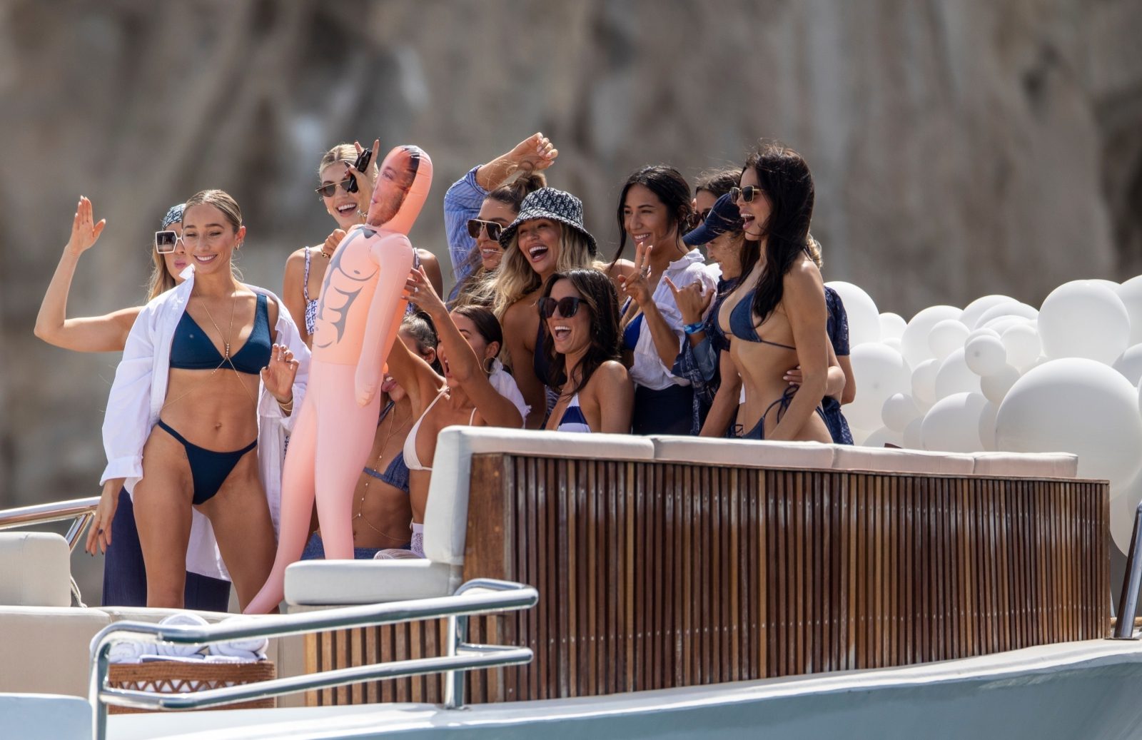 «Мисс Вселенная — 2012» Оливия Калпо устроила девичник на яхте 