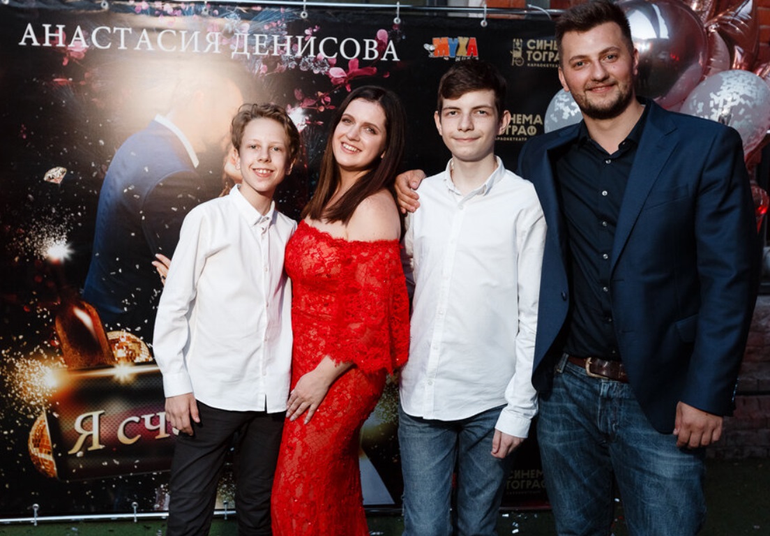 Звезда сериала "Деффчонки" Анастасия Денисова объявила о расставании с мужем