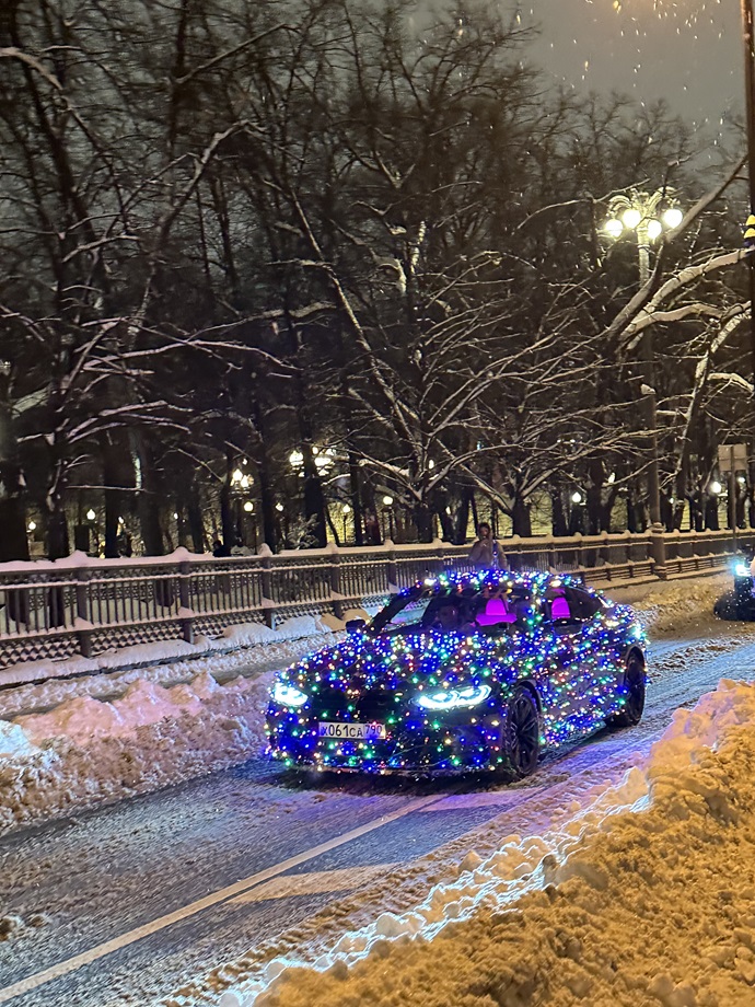 Сияющий, как новогодняя ёлка BMW, переполошил всю Москву
