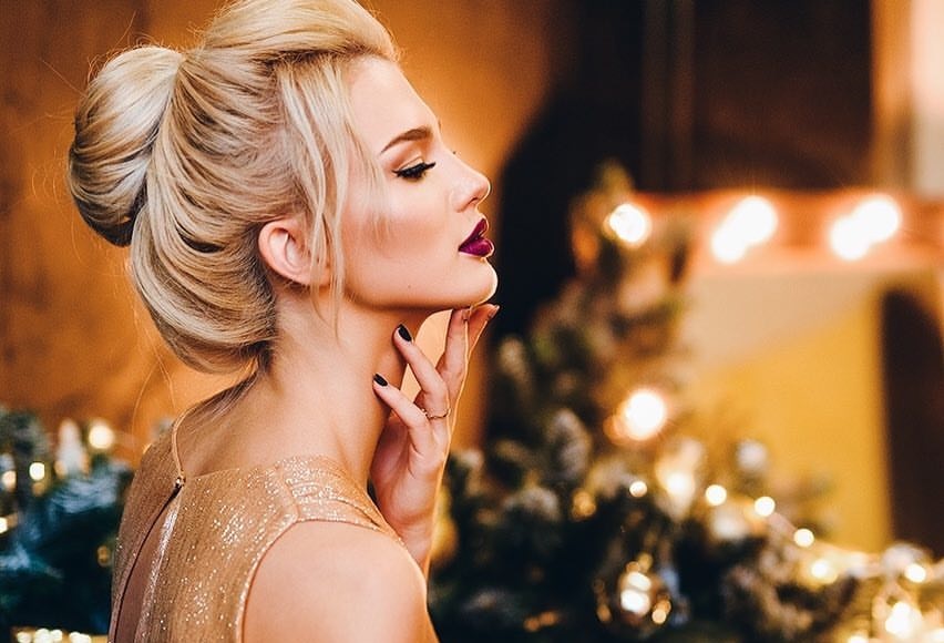 Просто и стильно: топ-5 причёсок для встречи Нового года без похода в салон красоты