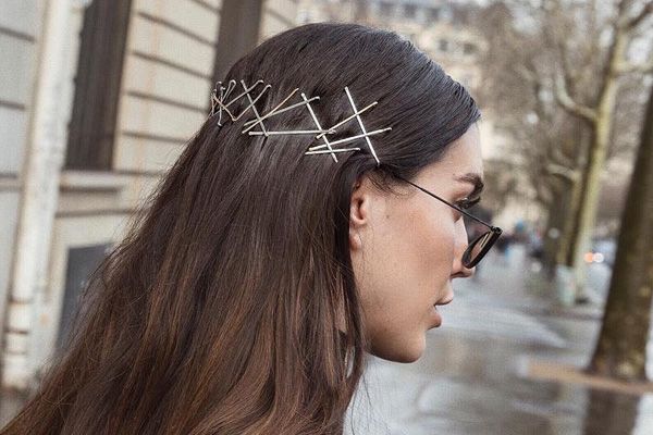 13 фото-примеров затейливых причёсок с использованием обычных заколок