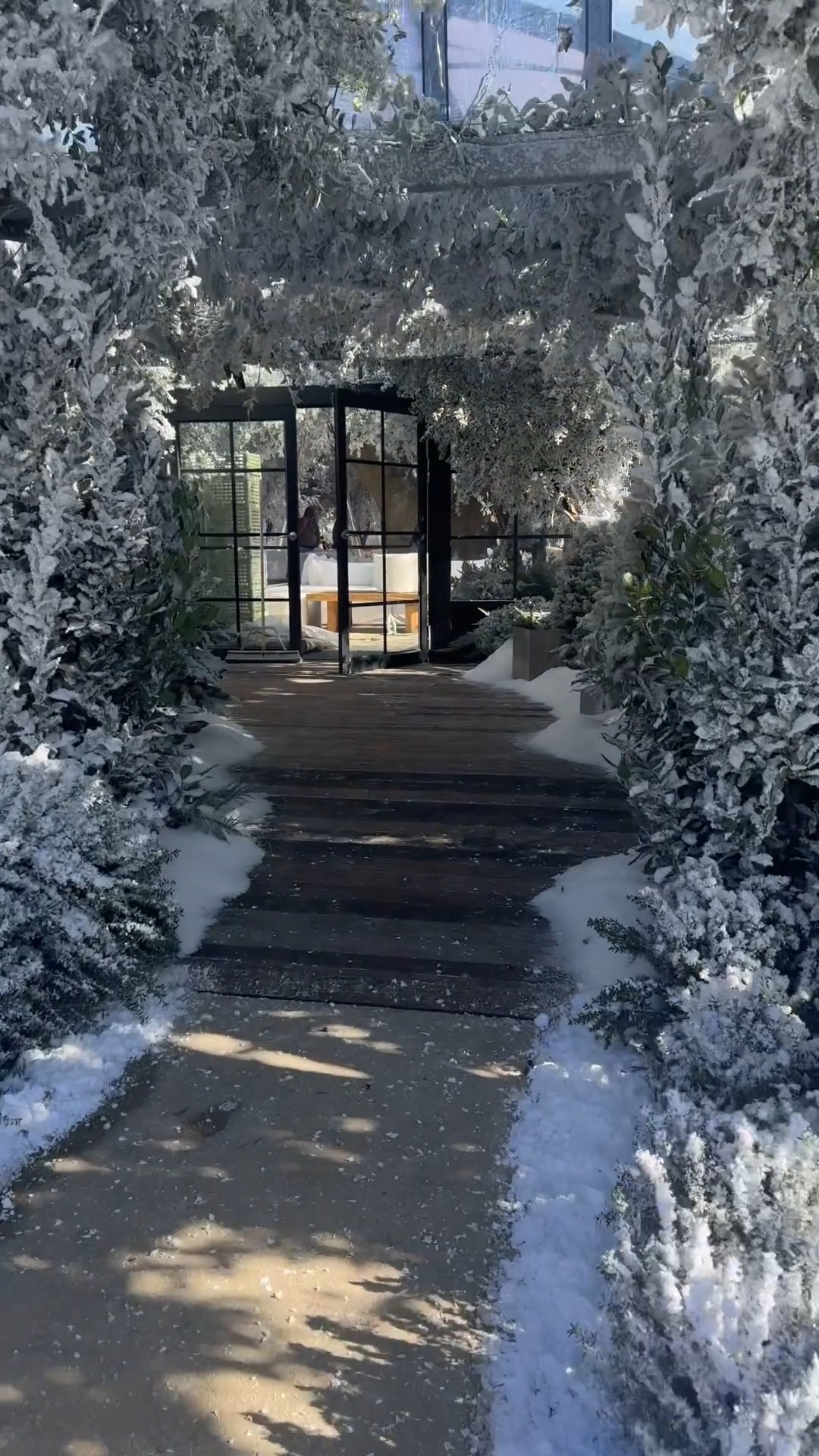 Ким Кардашьян устроила в своем поместье в Лос Анджелесе зимнюю сказку