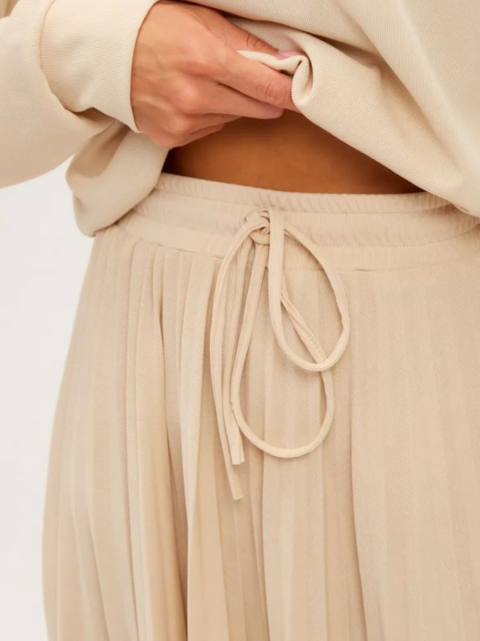 Свитшот и плиссированная юбка: топ-3 стильных наряда на все случаи жизни