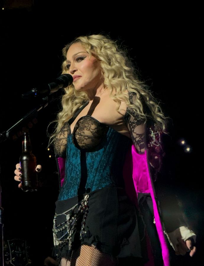 Мадонна с бутылкой пива и в корсете вышла на сцену Мэдисон-сквер-гарден