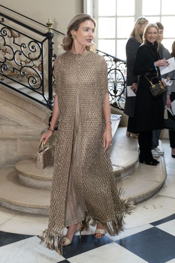 Наталья Водянова в изящном золотом платье прибыла на показ Dior