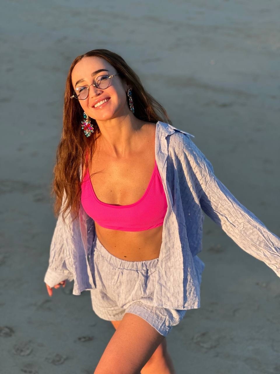 Ольга Бузова устроила пляжную фотосессию в неоновом купальнике