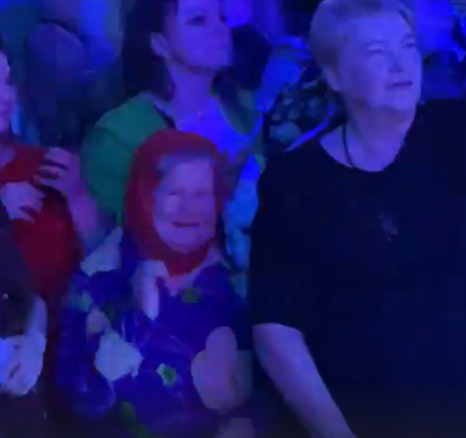 Бабушка почтенного возраста "зажгла" на концерте Сергея Лазарева