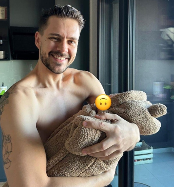 Милош Бикович поделился трогательным фото с новорождённым сыном