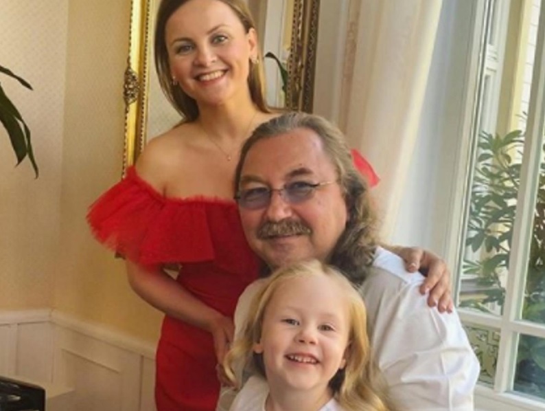 Игорь Николаев показал необычный снимок дочки и жены, признавшись в любви