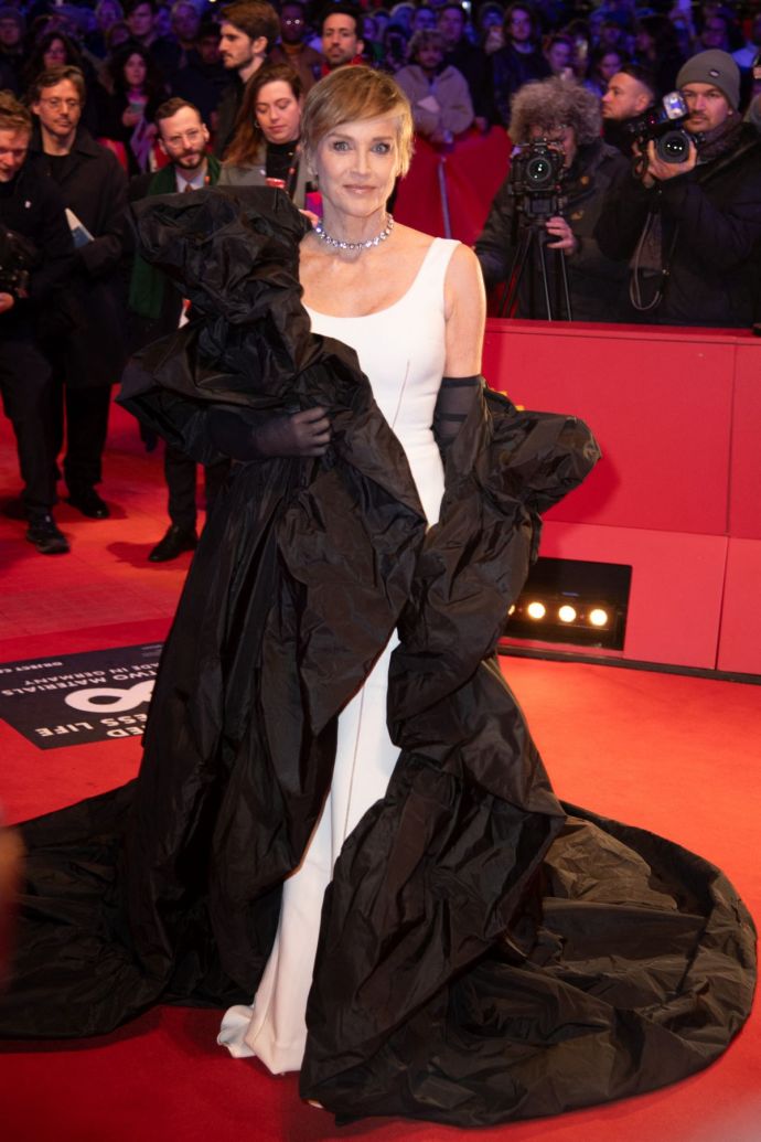Шэрон Стоун в эффектом белом платье появилась на 74-ом Берлинском кинофестивале
