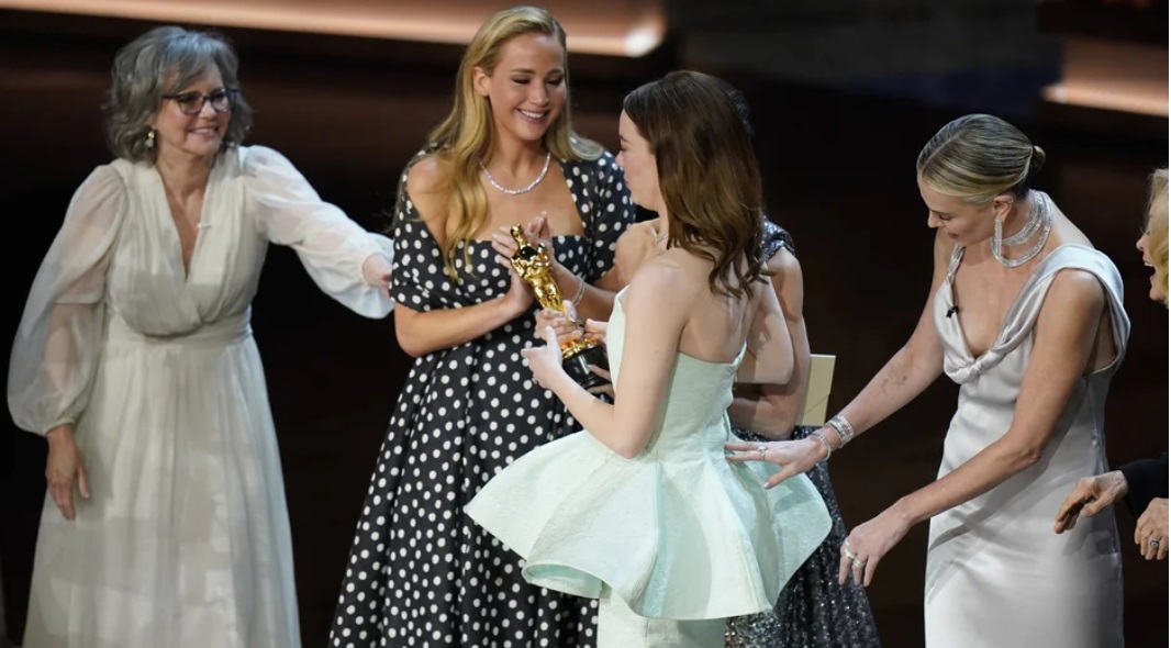Эмма Стоун заявила, что платье во время "Оскара 2024" порвалось из-за Райана Гослинга