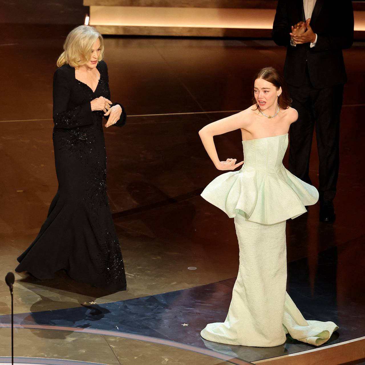 Эмма Стоун заявила, что платье во время "Оскара 2024" порвалось из-за Райана Гослинга