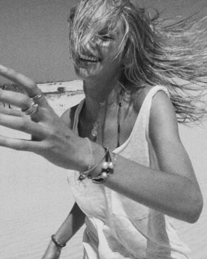 Кэндис Свейнпол устроила "горячую" пляжную фотосессию