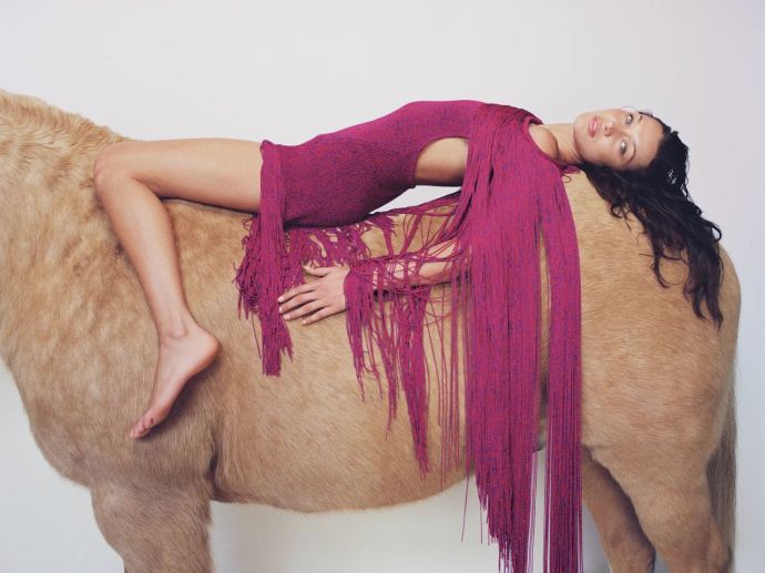 Белла Хадид снялась в провокационной фотосессии для Vogue