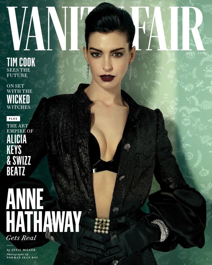 Энн Хэтэуэй в нижнем белье и латексных платьях позирует для Vanity Fair