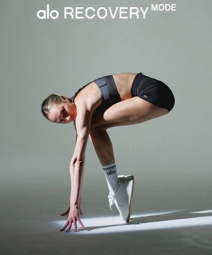 Кэндис Свейнпол демонстрирует красоту тела и умения балерины в рекламе Alo