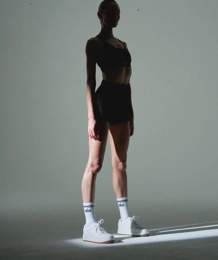 Кэндис Свейнпол демонстрирует красоту тела и умения балерины в рекламе Alo