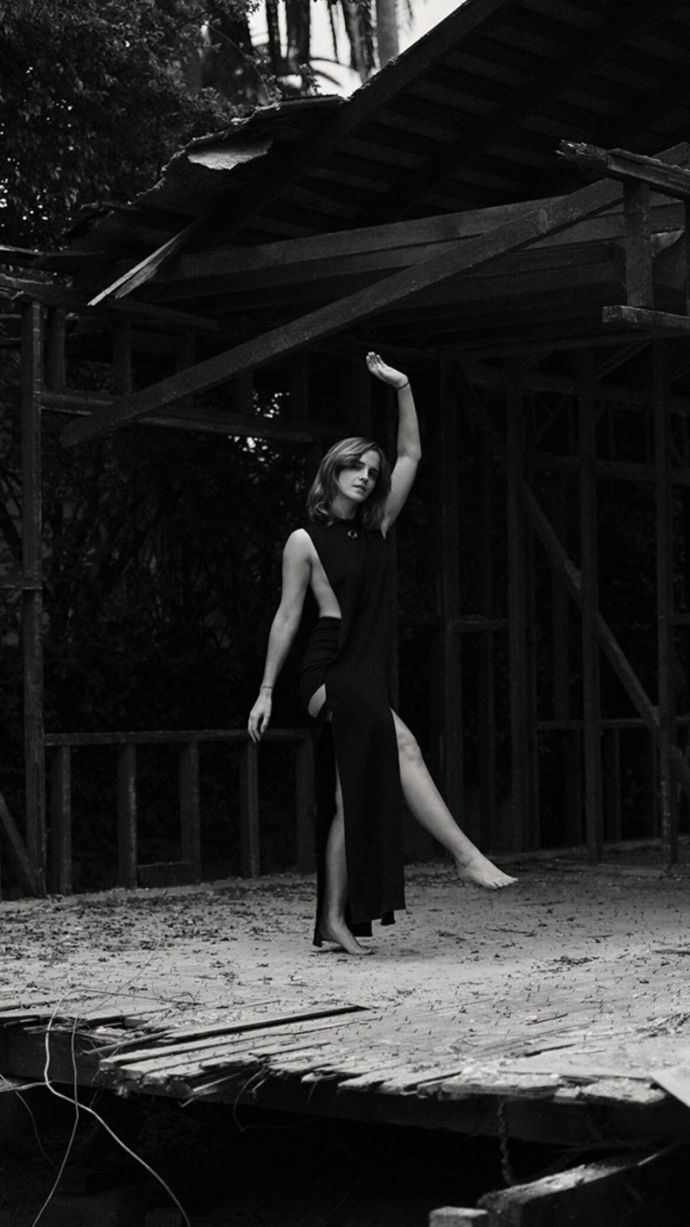 Эмма Уотсон исполнила душевный танец в чёрном платье без белья