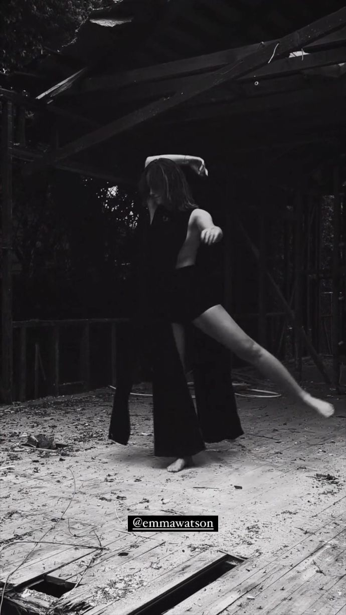 Эмма Уотсон исполнила душевный танец в чёрном платье без белья