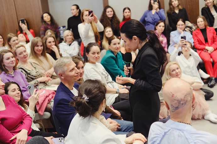 В Москве прошла тематическая расстановка «Мама» звёздного психолога Юлии Хадарцевой 