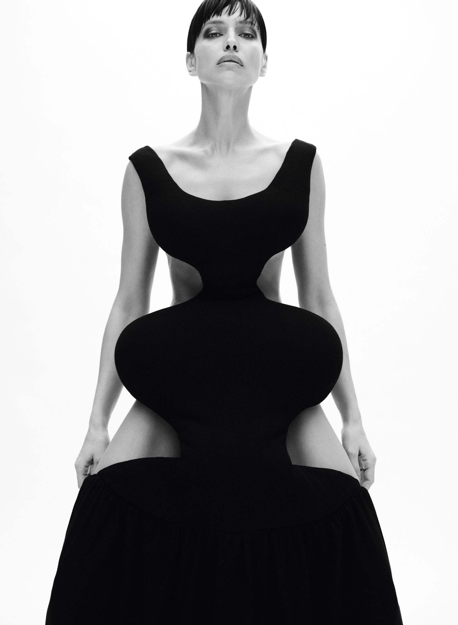 Ирина Шейк появилась на обложке издания V в "остром" платье