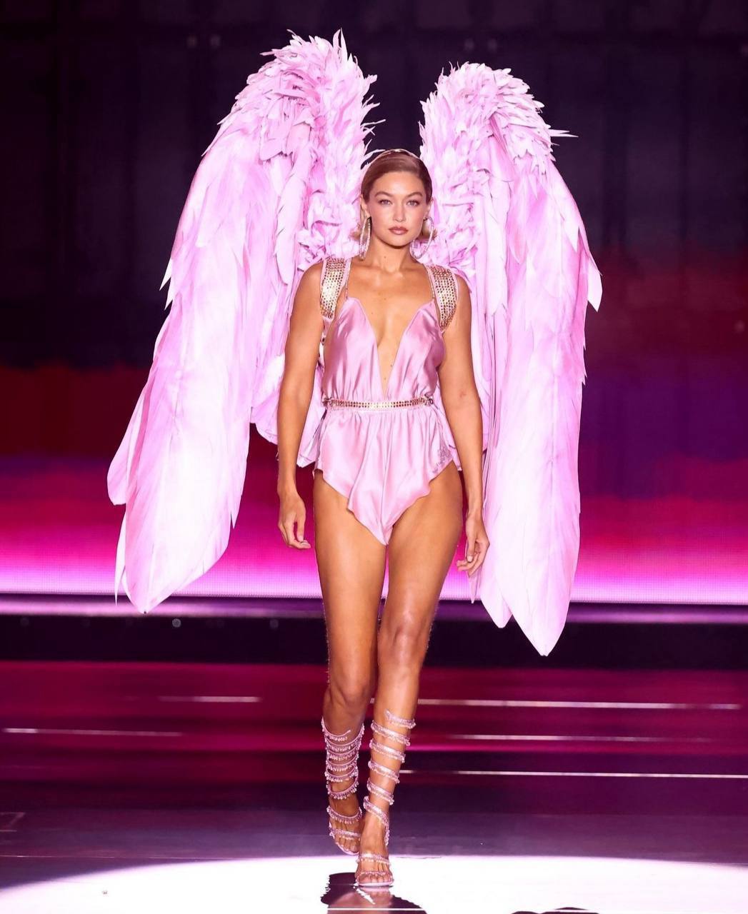 Ирина Шейк стала «Черным ангелом» на показе Victoria’s Secret. Кто еще вышел на подиум