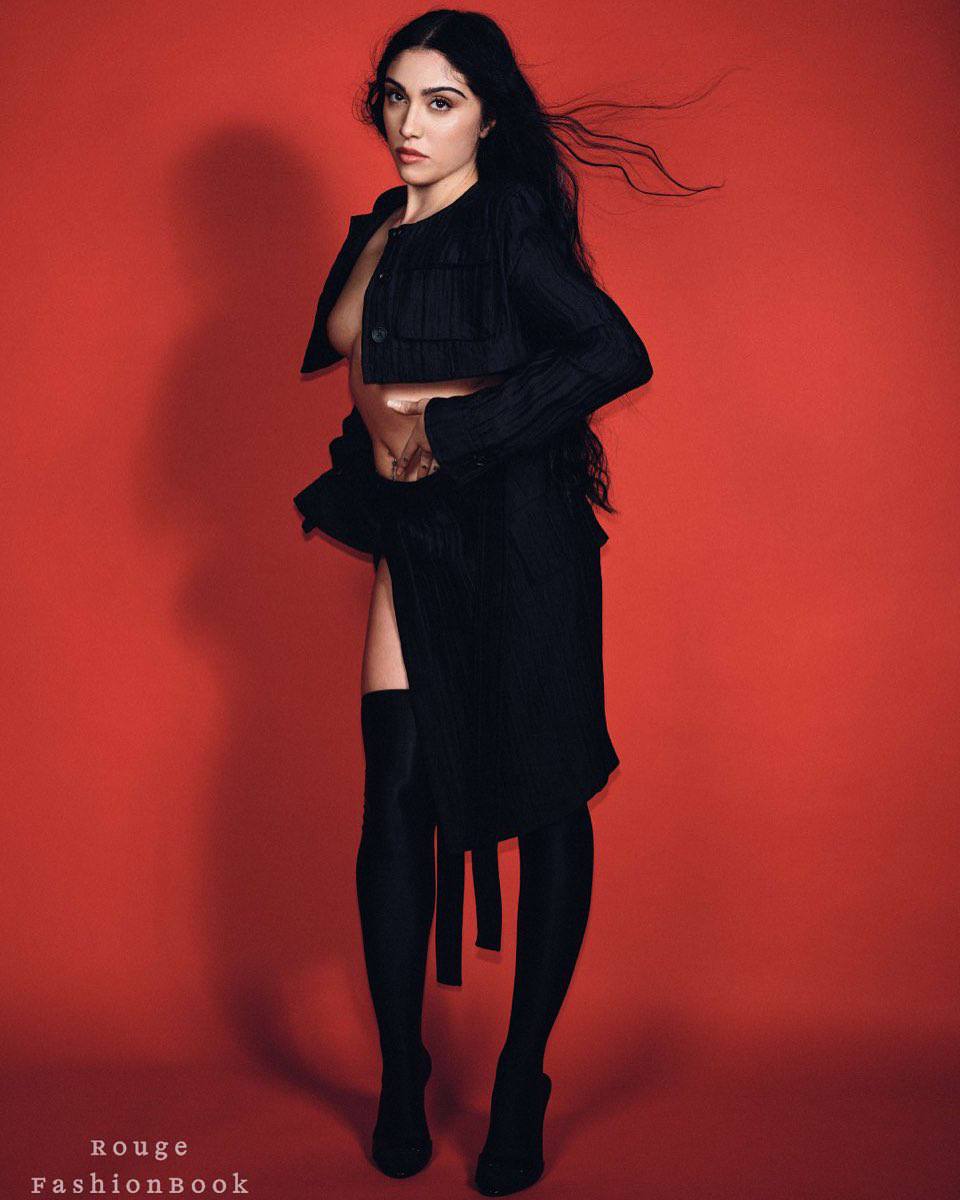 «Скромная» фотосессия Лурдес Леон украсила страницы Rouge Fashionbook