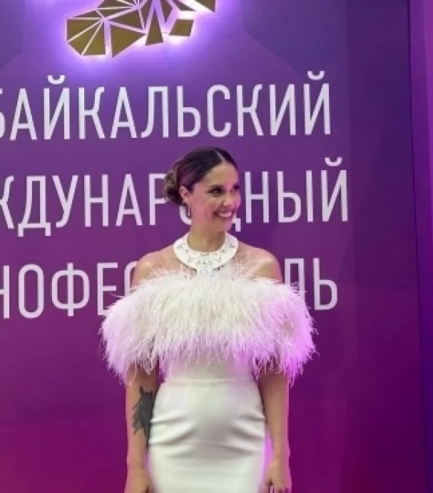 Слухи о своей беременности Агата Муцениеце подогрела помолвочным кольцом