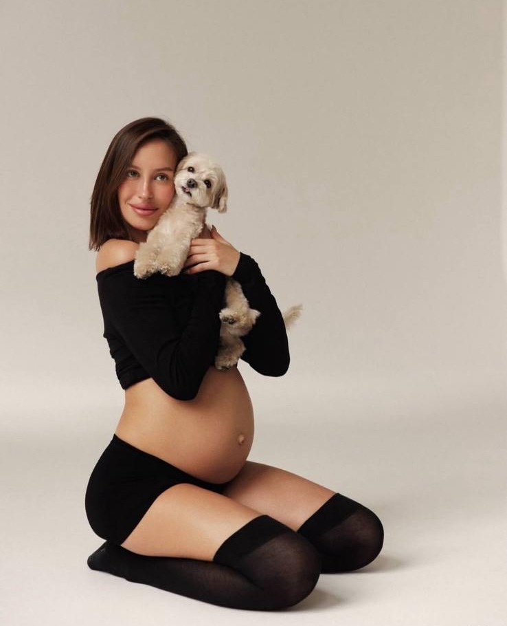 Тимати поделился фотографиями новорожденной дочери