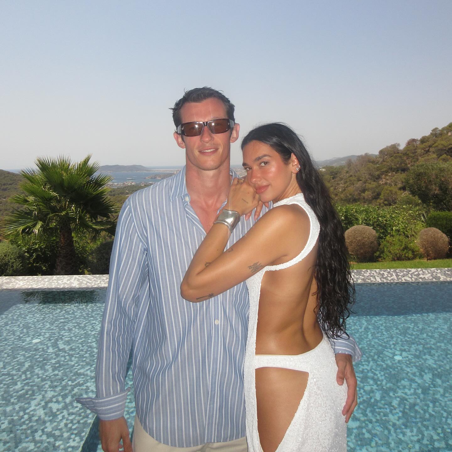 Йога на воде: Дуа Липа показала, как можно добиться рельефного тела и грации в движении